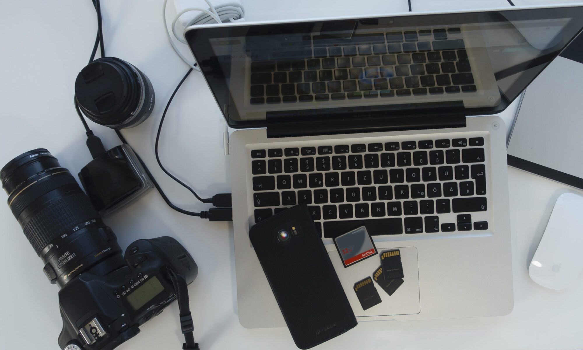 Headerbild von ip6media.de - Laptop, Digitalkamera, Speicherkarten und Smartphone